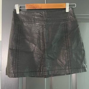 Free people BLACK mini leather skirt - Size 2